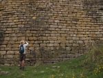 Hardy vor 20m hoher Steinmauer, Ruinen von Kuelap.