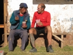 Loic und ein betrunkener Mann beim Chicha de Chorra trinken.