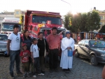 Copacabana: Gruppenfoto mit dem padre nach gelungener Segnung des Fahrzeuges.