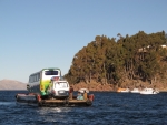 Engstelle des Titicacasees bei Tiquina (800m). Auch Busse werden per schwankender Kaehne transportiert!