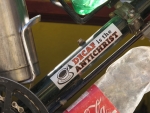 Hardys schoene Sticker am Fahrrad.