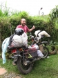 Adrian mit sienem vollgeladenen Motorrad kurz vor der Abfahrt.