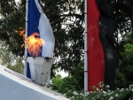 Die Flagge Nicaraguas und der Fsln, der derzeitigen Regierungspartei.