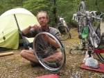 Nach 32.000km und einem wachsendem Riss in der Hinterradfelge speicht Hardy eine neue ein.