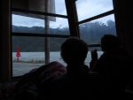 Drinnen, ohne Regen und ohne Wind, geniessen wir die Aussicht auf den Fjord und schlafen gut ins Neue Jahr hinein.