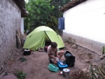 Zelten im Garten einer honduranischen Familie.