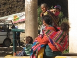 Frauen und Kinder in Ollantaytambo.