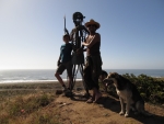 Alex, Alena und Hund auf dem Huegel am Denkmal des Indios, der laut Alex 