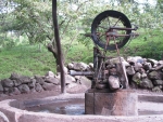 urige Wasserpumpe auf der Steigung in den Parque Natural Miraflores