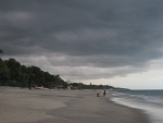 Ein nahendes Gewitter schieb sich uebern Strand.