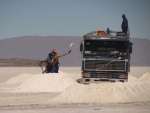 Am Rande des Salar de Coipasa, Salz wird auf einen Laster geladen.