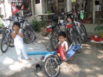 Rodrigos Kinder erforschen die Bikes.